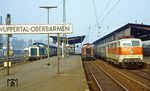 Im Bahnhof Wuppertal-Oberbarmen trifft 111 146 mit E 2643 (Aachen - Kassel) auf zwei Nahverkehrszüge aus dem Bergischen mit 212 082 und 212 030. (15.08.1981) <i>Foto: Wolfgang Bügel</i>