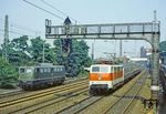 Über das Ortsgleis fährt 111 143 mit N 5428 nach Wuppertal-Elberfeld ein. (15.08.1981) <i>Foto: Wolfgang Bügel</i>