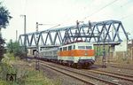 111 133 erreicht mit N 5624 aus Wuppertal Köln-Mülheim. Über die Brücke fährt die S-Bahnlinie 6. (16.08.1981) <i>Foto: Wolfgang Bügel</i>