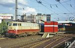 112 308 vor E 438 in Köln Hbf. Heute fährt auf diesem Gleis die S-Bahn ab. (16.08.1981) <i>Foto: Wolfgang Bügel</i>