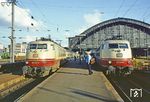 Die Systemverknüpfung zwischen den Zügen war wesentlicher Bestandteil des IC-Zugsystems. In Köln Hbf werden IC 629 "Herrenhausen" (Hannover - Nürnberg) und IC 534 "Schwabenpfeil" (Hamburg-Altona - Stuttgart) - links - miteinander vernetzt. Die Ablösung des Tf der 103 233 wartet ebenfalls schon. (16.08.1981) <i>Foto: Wolfgang Bügel</i>