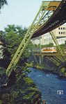 Am Wupperufer zwischen Wuppertal-Oberbarmen und -Barmen fährt 111 161 vorbei, eine Fotostelle, die schon Carl Bellingrodt zu nutzen wusste (vgl. Bild-Nr. 4256). (18.08.1981) <i>Foto: Wolfgang Bügel</i>
