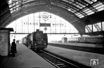 41 010 vom Bw Mönchengladbach erreicht mit einem Personenzug den Kölner Hauptbahnhof. (1952) <i>Foto: Fischer</i>
