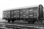 Obwohl die Zeit für Viehtransporte auf der Schiene bereits abgelaufen war, ließ die DB noch 1960 insgesamt 650 Wagen des Typs "Vlmmhs 63" bauen. Sie entstanden unter Verwendung von Teilen zerlegter Verschlagwagen der Vorkriegsbauarten. Der Gattungszeichen "V" steht übrigens streng genommen für Verschlagwagen. (1960) <i>Foto: Bustorff</i>
