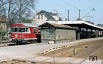 624 625 im Bahnhof Bünde an der Strecke Löhne – Rheine. Beachtenswert auch der damals so typische "Gewächshaus"-Bahnsteigabgang. (09.04.1981) <i>Foto: Peter Schiffer</i>