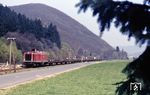 Mit einem leeren Dgm nach Höddelbusch ist 211 100 bei Olef in der Eifel unterwegs. (14.04.1981) <i>Foto: Peter Schiffer</i>