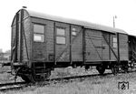 Auf Basis des Gmhs "Bremen" von 1943 wurde dieser Pwg in Kriegsbauart entwickelt. Von 1943 bis 45 wurden 4550 Stück neu gebaut. Bezeichnung: Pwgs-44. Ab 1958 wurden Pwgs zu Güterwagen Gms 45 umgebaut. Die am Wagen angebrachte Anschrift "N-S" bedeutet, dass der Wagen in festen Pwg-Umläufen auf der Nord-Süd Strecke eingesetzt war.  (1952) <i>Foto: Bustorff</i>