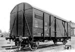 Diese gedeckten Güterwagen wurden nach den kriegsbedingten Anforderungen für ein Ladegewicht von 20 Tonnen entwickelt. Die Wagen hatten einen Achsstand von 7.000 mm, ein Ladevolumen von insgesamt 60,7 m³, ein Eigengewicht von 9,3 Tonnen und eine Länge über Puffer von 10.000 mm ohne Handbremse. Das Untergestell wurde aus Walzprofilen gefertigt und hatte kein Sprengwerk. (1943) <i>Foto: RVM</i>