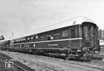 1954/55 lieferte Wegmann eine Versuchsserie von 10 Wagen der Bauart WLABC4üm-54 (Nr. 36201 bis 36 210) mit 36 Betten in 12 Abteilen an die DSG, die als Prototyp des modernen Leichtbau-Universal-Schlafwagens in Europa gelten. Je 2 Abteile konnte durch Öffnen einer Falttüre zu einem grossen Abteil vereinigt werden. Die Betten konnten in Tagesstellung als Rückwand weggeklappt werden, aus dem unteren Kasten wurden 3 sehr bequeme Sessel als Tagesreisesitze herausgeklappt. Bei Verwendung als 2-Bett-Abteil (damalige 2. Klasse) konnte der Abstand der beiden Betten gegenüber der 3-Bett-Stellung vergrößert werden. Alle Abteile hatten Waschschränke mit fliessendem Kalt- und Warmwasser und Stromanschluss für Elektrorasierer. Am rechten Wagenende befand sich ein Dienstabteil mit Kaffemaschine und Kochplatte sowie auf dem Gang der Ruhesitz des Schlafwagenschaffners. Das Fahrzeug hinter dem Schlafwagen ist übrigens einer der beiden Sdr Pwü-39 (10 291 oder 10 293), der Autotransportwagen des Regierungszuges, offenbar von Wegman frisch aufgearbeitet. (1956) <i>Foto: Bustorff</i>