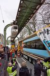 Begegnung zwischen dem neu angelieferten Schwebebahnzug der "Generation 15" und der aktuellen GTW 72-Serie (GTW= GelenkTriebWagen) in Wuppertal-Vohwinkel. (14.11.2015) <i>Foto: Marcus Henschel</i>