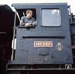 Der stolze Lokführer auf der spanischen 141 F 2417 im Bw Casteljon. (04.09.1972) <i>Foto: Johannes Glöckner</i>