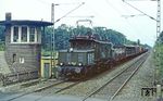 Mit Dg 53755 passiert 194 180 den Schrankenposten 84 bei Groß-Gerau. (19.08.1981) <i>Foto: Joachim Bügel</i>