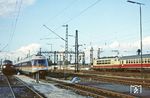 103 157 passiert mit IC 1516 "Seelöwe" (Köln - Flensburg) bei der Einfahrt in den Bahnhof Hamm/Westf. den im Bw abgestellten 403 005. (23.08.1981) <i>Foto: Wolfgang Bügel</i>