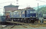 118 051 wurde am 02.11.1939 beim Bw Augsburg in Dienst gestellt und am 31.07.1984 beim Bw Würzburg ausgemustert, wo sie gerade auf die Drehscheibe geschoben wird. (26.08.1981) <i>Foto: Joachim Bügel</i>