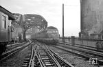 TEE 31 nach Dortmund entschwindet in die Hohenzollernbrücke nach Deutz. (1955) <i>Foto: Fischer</i>
