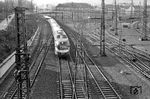 Einfahrt eines VT 11 als TEE 20 "Saphir" (Oostende - Köln - Frankfurt) in Aachen Hbf. (03.1966) <i>Foto: Fischer</i>