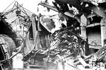 Während des Zweiten Weltkrieges verursachten die 79 Luftangriffe auf Osnabrück schwere Schäden. Das Stadtgebiet wurde zu mehr als 65 Prozent zerstört; die mittelalterliche Altstadt war mit 94 Prozent am stärksten betroffen. Auch das Bahnbetriebswerk wurde nicht verschont. (14.09.1944) <i>Foto: RBD Münster</i>