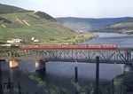 Eine 624-Einheit überquert die Schienen-/Straßen-Doppelbrücke in Bullay an der Mosel, um anschließend im Prinzenkopftunnel in Richtung Pünderich zu verschwinden. Die Doppelbrücke wurde 1929 eröffnet und besitzt eine Länge von 314 m. (28.06.1973) <i>Foto: Peter Schiffer</i>