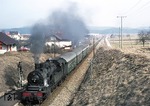 078 246 verlässt mit N 3915 nach Villingen den Haltepunkt Lauffen bei Rottweil. (10.03.1974) <i>Foto: Peter Schiffer</i>