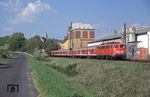 Mit RE 25523 (Kassel - Fulda) fährt 110 405 aus Hünfeld. (01.05.2005) <i>Foto: Thomas Konz</i>