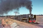 SAR 15E Doppeltraktion mit No. 2896 (Schwartzkopff 1936) und No. 2889 (Henschel 1936) bei Bethlehem an der Bahnstrecke von Bloemfontein nach Durban. (25.05.1969) <i>Foto: B. Roberts</i>