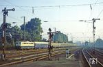Als Köln-Mülheim noch Formsignale besaß, fährt 110 204 mit D 713 "Allgäu" nach Oberstdorf ohne Halt durch den Bahnhof. 1983 war es mit der alten Technik vorbei, dann ging das heute noch in Betrieb befindliche SpDrS60-Stellwerk an den Start. (06.09.1981) <i>Foto: Wolfgang Bügel</i>