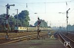 111 083 mit D 723 "Berchtesgadener Land" (Dortmund - Berchtesgaden) in Köln-Mülheim, ein stattlicher Langlauf für die Münchener Maschine. (06.09.1981) <i>Foto: Wolfgang Bügel</i>