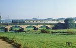 Über die Siegbrücke bei Blankenberg fährt 110 403 mit E 3382 nach Köln. (06.09.1981) <i>Foto: Wolfgang Bügel</i>