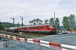 517 001 mit 817 603 und 517 005 verlassen als N 5683 nach Kettenbach den Bahnhof Hahnstätten. Links steht 211 256 mit dem Übergabezug nach Limburg. (19.05.1981) <i>Foto: Joachim Bügel</i>
