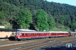 517 005 mit 817 003 fährt als N 5689 von Wiesbaden nach Limburg in den Bahnhof Bad Schwalbach ein. (19.05.1981) <i>Foto: Joachim Bügel</i>