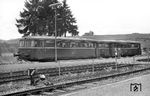 98 734 mit Beiwagen 998 795 im Bahnhof Kötzting (zwischen Cham und Lam) im Bayerischen Wald. (17.06.1969) <i>Foto: Heinz Hangarter</i>