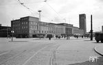 Die Fassade des Düsseldorfer Hauptbahnhofs mit Einschusslöchern der Tieffliegerangriffe vier Jahre nach dem Zweiten Weltkrieg. (10.05.1949) <i>Foto: RBD Wuppertal</i>