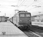 E 41 041 wurde am 02.09.1957 in blauer Lackierung in Dienst gestellt. Im gleichen Jahr wurde auch der neue Bochumer Hauptbahnhof eröffnet, in dem E 41 041 gerade angekommen ist. (1961) <i>Foto: Willi Marotz</i>