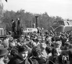 Neben der drei Wochen alten V 200 028 (Abnahme am 28.09.1956) war auch der Adler-Nachbau von 1935 auf der Jubiläumsschau in Dinslaken zu sehen. (19.10.1956) <i>Foto: Willi Marotz</i>