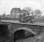 Zwei Dampfwalzen der Straßenbau-Actien-Gesellschaft Niederlahnstein (kurz: STRABAG) testen eine Brücke über die Bahnstrecke Witten/Dortmund–Oberhausen/Duisburg. (1956) <i>Foto: Willi Marotz</i>