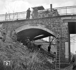 Penibel werden die Auswirkungen einer Brückenstabilisierung im Zuge der Elektrifizierungsarbeiten an der Bahnstrecle Witten/Dortmund–Oberhausen/Duisburg überwacht. (1956) <i>Foto: Willi Marotz</i>