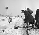 Mitarbeiter der Bahnmeisterei sind ausgeschwärmt, um in Essen Hbf die Weichen von den weißen Massen zu befreien. (1956) <i>Foto: Willi Marotz</i>