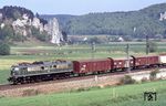 Mit einem Güterzug ist 151 054 vom Bw Nürnberg Rbf bei Dollnstein im Altmühltal unterwegs. (15.05.1981) <i>Foto: Peter Schiffer</i>