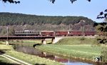 Über die Altmühlbrücke bei Solnhofen fährt eine unerkannt gebliebene 150 mit einem Stückgutzug, der heute auch vollständig aus dem Bild der Eisenbahn verschwunden ist. (21.05.1981) <i>Foto: Peter Schiffer</i>