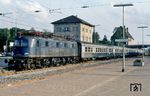 Mit einem Eilzug von München nach Bad Kissingen macht 118 026 Station im Bahnhof Weißenburg/Bayern. (24.05.1981) <i>Foto: Peter Schiffer</i>