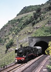 038 382-1 (38 2383) rollt mit einem EK-Sonderzug aus dem Petersberg-Tunnel bei Neef an der Mosel. (04.06.1972) <i>Foto: Peter Schiffer</i>