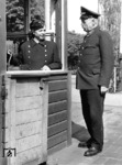 Jung und Alt begegnen sich bei einer Reichsbahnausstellung am Funkturm in Berlin. (1942) <i>Foto: RVM (Ittenbach)</i>