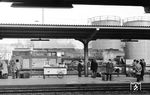 Während 01 0526 noch im Bw Bebra restauriert, warten die Reisenden auf die Ankunft des D 1097 aus Düsseldorf. Nettes Detail auch die fahrbare Versorgungseinheit der Bahnhofsgastätte. (22.12.1972) <i>Foto: Johannes Glöckner</i>