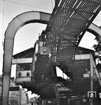 Eine Schwebebahnzug verlässt die westliche Endstation der Wuppertaler Schwebebahn in Vohwinkel. (1937) <i>Foto: Theo Felten</i>