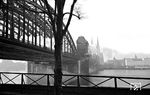 Immer wieder ein beliebtes Motiv für den Kölner Direktionsfotografen war die Hohenzollernbrücke über den Rhein, die er in allen Lagen und Richtungen ablichtete. (1935) <i>Foto: RBD Köln (Felten)</i>