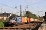 Die im Juli 2015 von MRCE (Mitsui Rail Capital Europe GmbH -bis März 2013 firmierend unter MRCE Dispolok GmbH- mit Sitz in München und die Mitsui Rail Capital Europe B.V. mit Sitz in Amsterdam, eine gemeinsam auftretende Leasinggesellschaften für Lokomotiven und Töchter der japanischen Mitsui Group des japanischen Mischkonzerns Mitsui & Co.) in Dienst gestellte XE 4-853 (193 853), vermietet an BoxXpress, ein Eisenbahnverkehrsunternehmen, das sich auf Containerzüge von den Nordseehäfen ins Hinterland spezialisiert hat, im Bahnhof Hilden/Rheinland.  (28.09.2015) <i>Foto: Wolfgang Bügel</i>