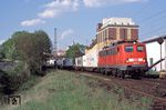 Mit einem Güterzug fährt 139 554 durch Hünfeld an der Strecke Bebra - Fulda. (15.05.2006) <i>Foto: Thomas Konz</i>