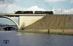 Nach einer Bedarfsausbesserung im Aw Braunschweig machen sich eine 01.10 und eine Schürzenlok 44er über die Okerbrücke auf den Weg in die Heimat. (02.1969) <i>Foto: Wächter</i>