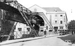 Begegnung der Schwebebahnwagen 11 und 19 der Baureihe 1903 an der Haltestelle Döppersberg in Wuppertal-Elberfeld. (1932) <i>Foto: RBD Wuppertal (Eckler)</i>