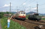 Gruß an den Lokführer des "Blauen Enzian" (IC 120 Klagenfurt - Braunschweig) mit 103 202 im Bahnhof Laufach, der auch prompt erwidert wird. Rechts steht 194 584. (20.05.1981) <i>Foto: Joachim Bügel</i>